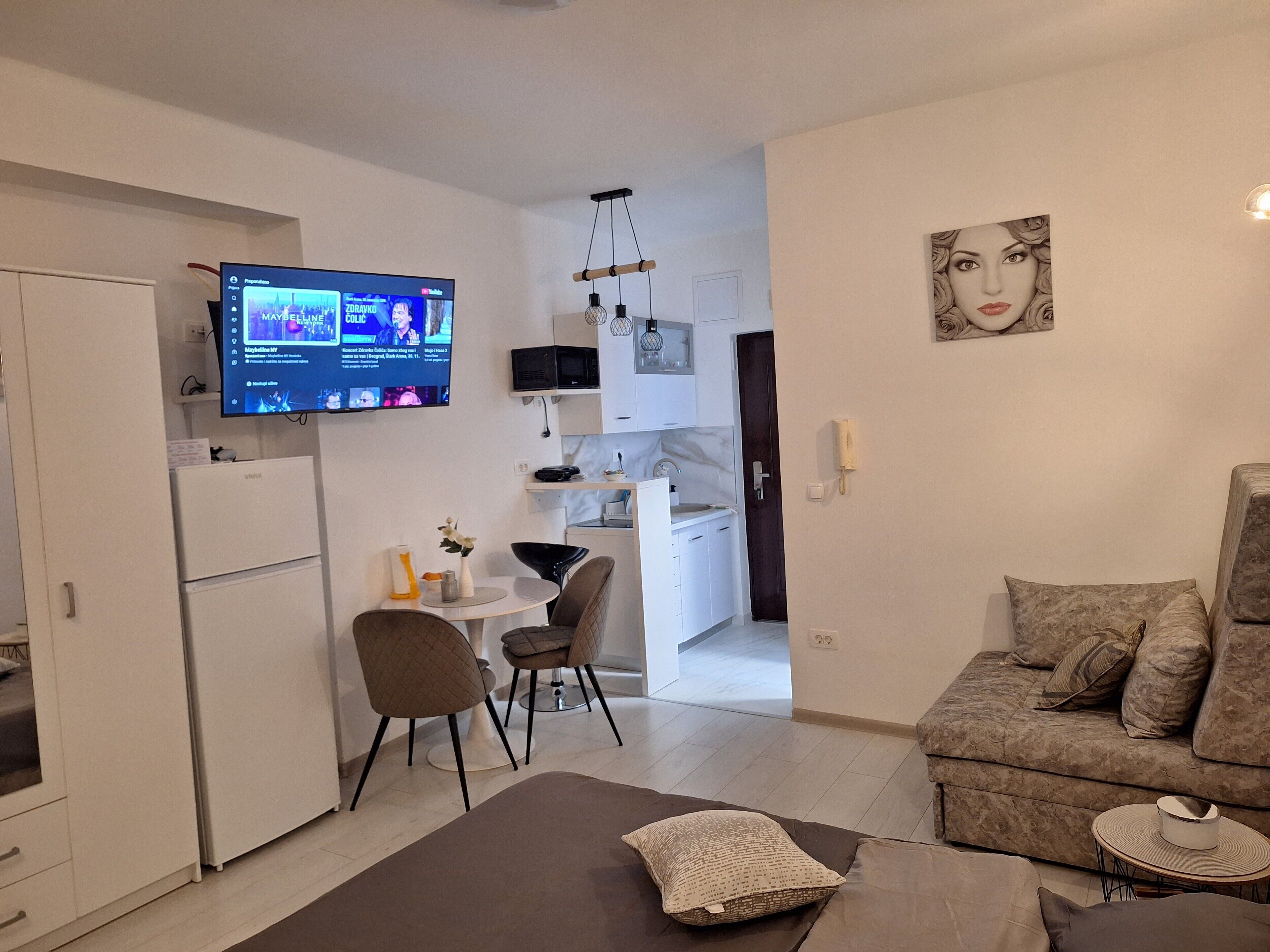 Un espace de vie moderne comprenant une cuisine, un coin repas et un espace détente.