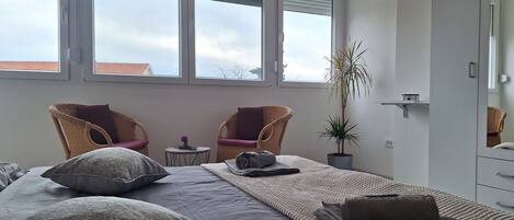 Tabla de planchar con plancha, Internet, ropa de cama