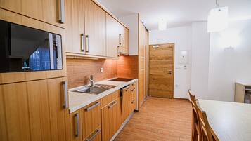 Réfrigérateur, micro-ondes, plaque de cuisson, lave-vaisselle