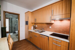 Réfrigérateur, micro-ondes, plaque de cuisson, lave-vaisselle