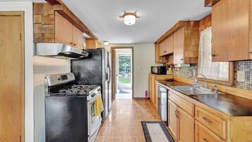 Cafetière-théière, grille-pain, vaisselle et ustensiles