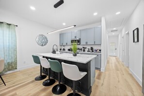 Fridge, microwave, oven, stovetop - Stylish and Cozy Dallas 3 BDR (Dallas)