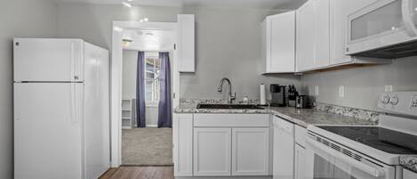 Kjøleskap, mikrobølgeovn, ovn og kokeplater