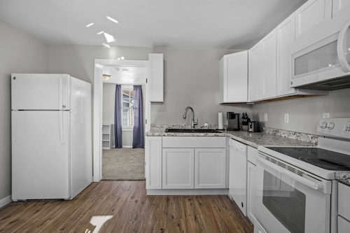 3 Bedroom Fully Remodeled and Centrally Located!