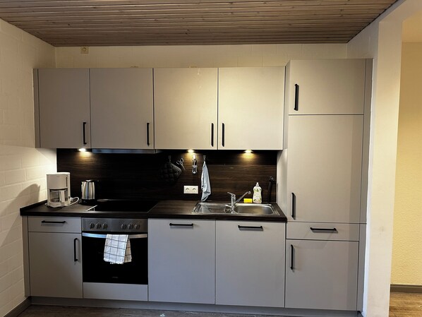 Refrigerador, horno, parrilla de estufa y lavavajillas 