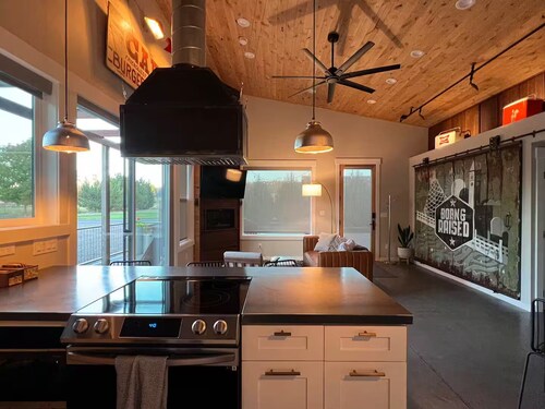 The Shop on Cherry--private hot tub! 8 minutes to downtown in semi-rural area