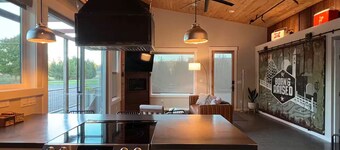 The Shop on Cherry--private hot tub! 8 minutes to downtown in semi-rural area