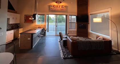 The Shop on Cherry--private hot tub! 8 minutes to downtown in semi-rural area