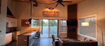 The Shop on Cherry--private hot tub! 8 minutes to downtown in semi-rural area