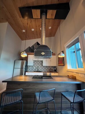 冷蔵庫、電子レンジ、オーブン、コンロ