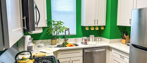 Jääkaappi, mikroaaltouuni, uuni, liesi