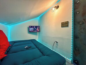 3 bedrooms, WiFi, bed sheets - Near stadiums & casino funky urban ART house on North Side, kid & pet-friendly. (Pittsburgh)