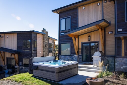 Designer Style with two Private Hot Tubs, Sauna & Firepit