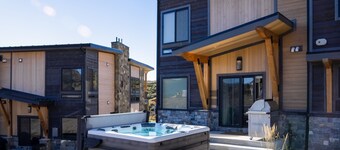 Designer Style with two Private Hot Tubs, Sauna & Firepit