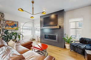 TV, caminetto, videogiochi