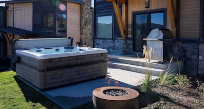 Designer Style with two Private Hot Tubs, Sauna & Firepit