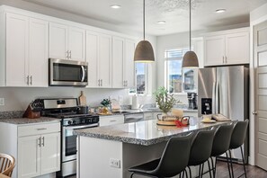 Kjøleskap, mikrobølgeovn, ovn og kokeplater