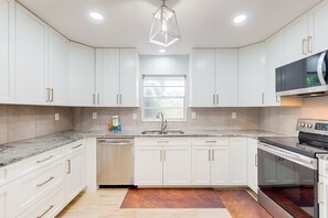 Fridge, microwave, oven, stovetop - Cozy home with modern kitchen, lanai, & washer/dryer- perfect for group stays (Bradenton)