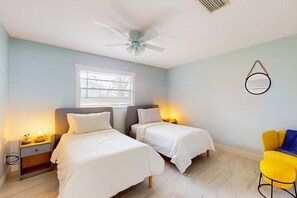 3 bedrooms, iron/ironing board, internet, bed sheets - Cozy home with modern kitchen, lanai, & washer/dryer- perfect for group stays (Bradenton)