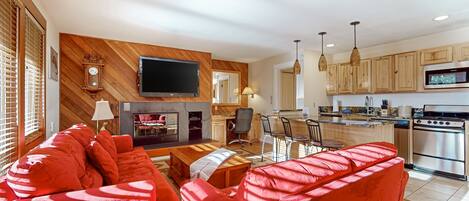 Fernseher, Kamin, DVD-Player