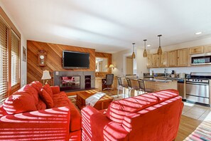 TV, fireplace, DVD player - Bright and modern condo at Seventh Mountain, access to shared pools, hot tubs (Bend)
