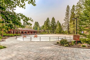 Sports court - Bright and modern condo at Seventh Mountain, access to shared pools, hot tubs (Bend)