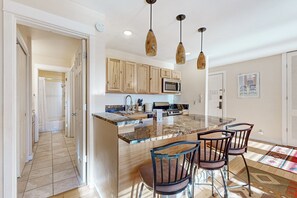 Fridge, microwave, oven, stovetop - Bright and modern condo at Seventh Mountain, access to shared pools, hot tubs (Bend)