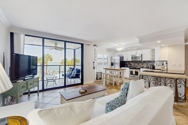 TV, books - Charming waterfront condo with spacious balcony, pools, Jacuzzis & tennis courts (Marco Island)