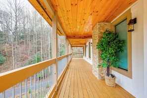 Terrace/patio - Close to Hiking & Attractions: Smoky Mtn Cabin (Pigeon Forge)