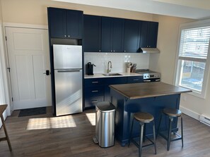 Fridge, oven, stovetop - The Innwoods - One Bedroom Apartment (Tannersville)