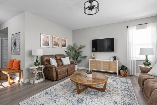 Smart TV - 5BR Family & Group Retreat – Near Airport & Downtown Indy! (Indianapolis)