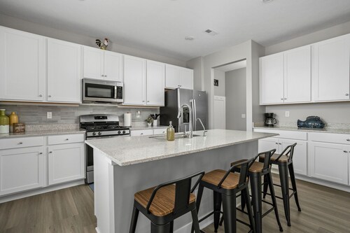 5BR Family & Group Retreat – Near Airport & Downtown Indy!