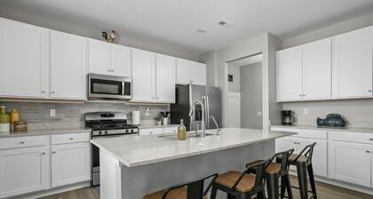 5BR Family & Group Retreat – Near Airport & Downtown Indy!