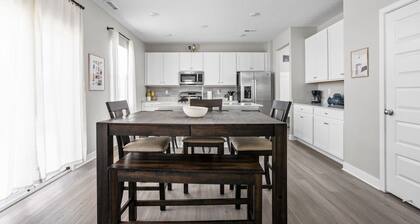 5BR Family & Group Retreat – Near Airport & Downtown Indy!