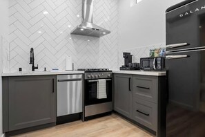 Micro-ondes, four, plaque de cuisson, lave-vaisselle