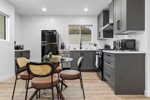 Kühlschrank, Mikrowelle, Ofen, Herdplatte