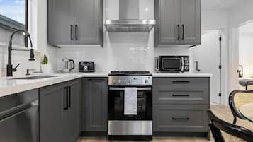 Frigorífico, microondas, horno y placa de cocina