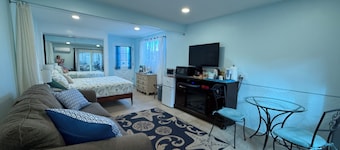 Charming bungalow in Npt Bch , Dog Friendly, walk to eateries AIR CONDITIONER