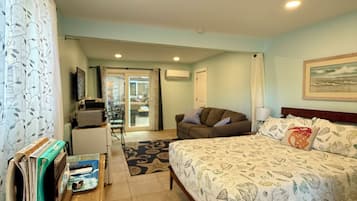 Tabla de planchar con plancha, cuna de viaje, wifi y ropa de cama