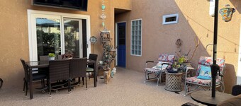 Charming bungalow in Npt  Bch , Dog Friendly, walk to eateries AIR CONDITIONER 