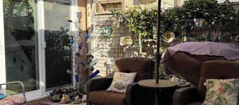 Charming bungalow in Npt  Bch , Dog Friendly, walk to eateries AIR CONDITIONER