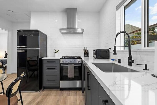 Réfrigérateur, micro-ondes, four, plaque de cuisson