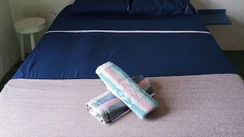 Quarto triplo econômico, vista para a praia | Roupa de cama