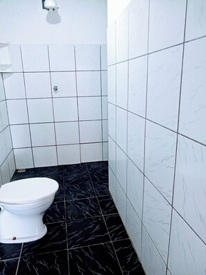 Kolmen hengen economy-huone, rantanäköala | Kylpyhuone | Suihku, pyyhkeet, vessapaperi