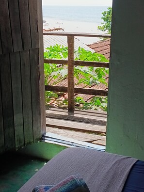 Habitación triple económica, vistas a la playa | Vistas desde el alojamiento