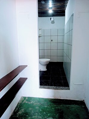 Economy Triple Room, Beach View | Bathroom | Shower, towels, toilet paper - Hostel Interligado (Itacaré)