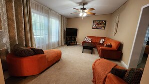 智能电视、壁炉、桌上足球、乒乓球