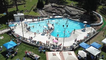 Alberca techada y alberca al aire libre