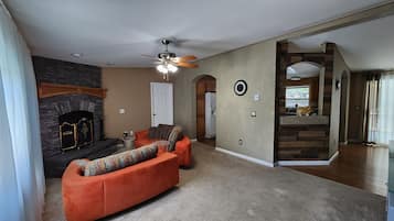 Smart TV, chimenea, futbolito y tenis de mesa