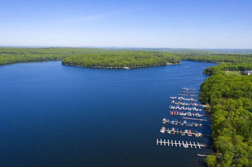 Poconos Retreat: Pools, Sauna, Lake & Outdoor Fun